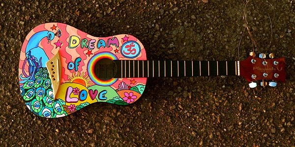 Mini-Gitarre Ukulele Uke farbig bemalt Regenbogen Sonne Pfau Dream of Love