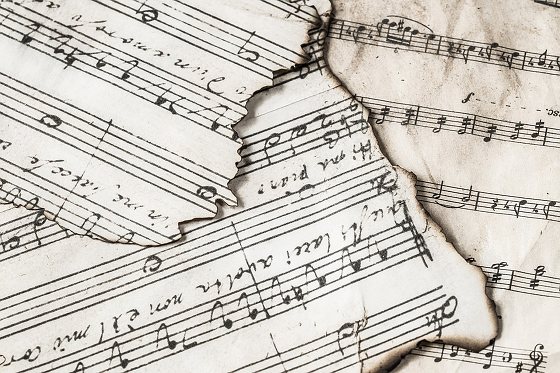 Musik Noten Schrift mehrere Noten-Seiten quer übereinander