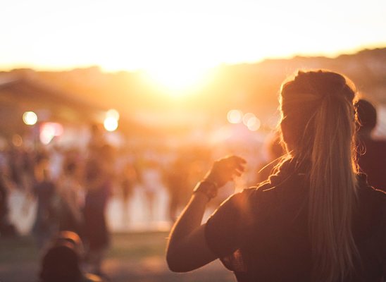 Junge Frau dynamisch Festival Sonnenuntergang