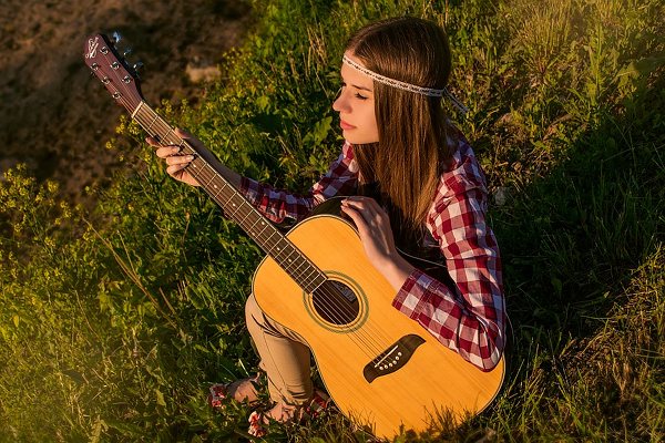 junge Frau Gitarre Gras gefühlvoll