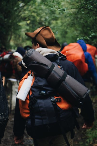pfadfinder mit rucksack bepackt wald