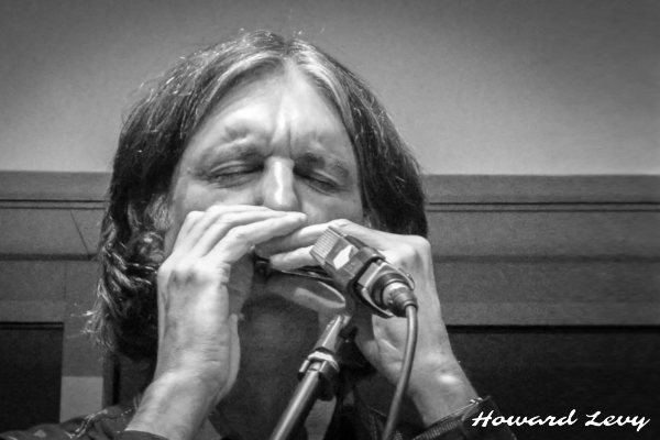 Howard Levy spielt Mundharmonika