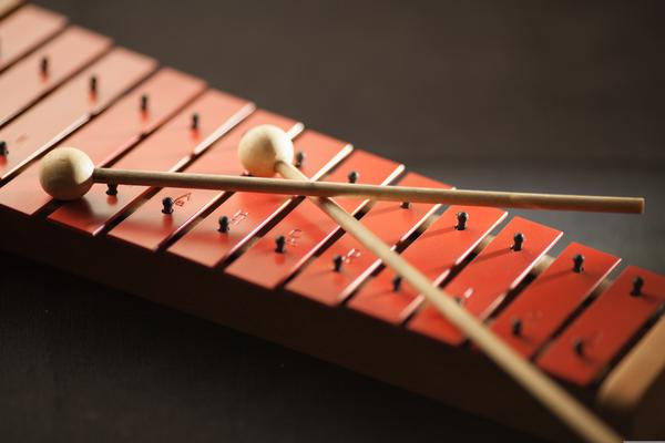 glockensoiel mit roten klangplatten und zwei schlägeln