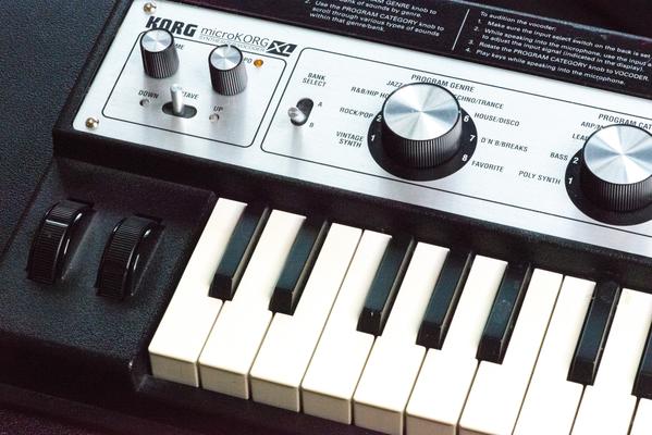 kleiner bildausschnitt eines korg mini-synthesizers