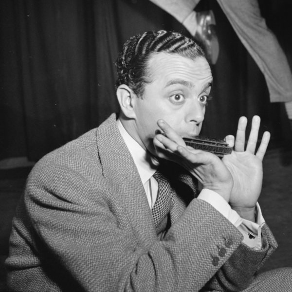 Larry Adler mit Chromatische Mundharmonika, 1947 Larry Adler spielt Chromatische Mundharmonika