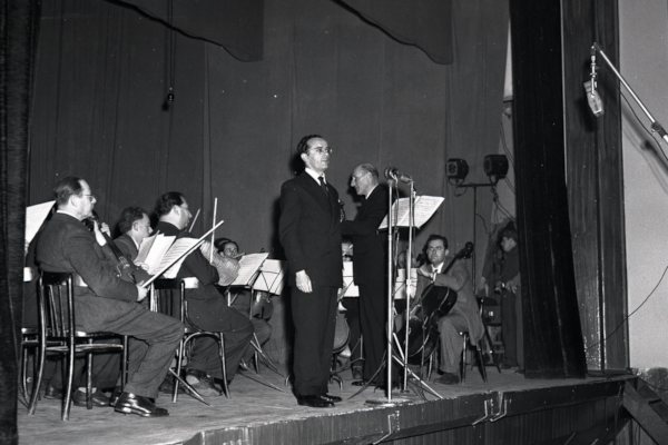Larry Adler, auf Bühne, Tel Aviv, 1951