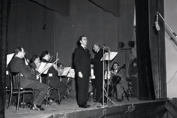 Larry Adler auf Bühne in Tel Aviv, 1951 Larry Adler, auf Bühne, Tel Aviv, 1951