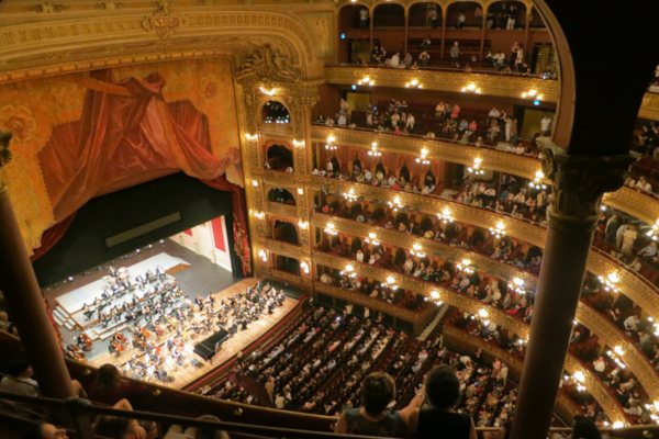 Klavier-Konzert mit Streichern in Theater