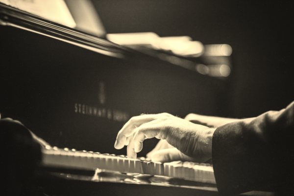 Piano Nahaufnahme Klaviatur und Hände