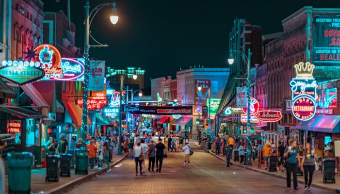Beale Street, Memphis bei Nacht, bunte Leuchtreklamen