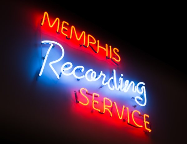 Leuchtreklame im Schaufenster des Labels Sun Records in Memphis, Tennessee Leuchtreklame: Memphis Recording Service