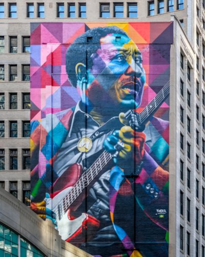 Mural von Chicago Blues Legende Muddy Waters, erstellt durch Eduardo Kobra State Street mural von Muddy Waters, Hintergrund bunte Dreiecke