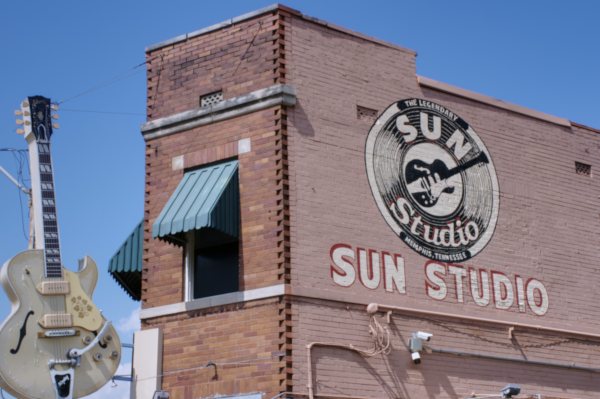 Sun Records, Memphis, Tennessee Gebäude-Teil des Recording-Labels Sun Records, Backsteingemäuer bemalt mit Schallplatte, plastische E-Gitarre am Gebäudeeck