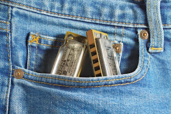zwei Blues Harp Mundharmonikas in Tasche einer Jeanshose