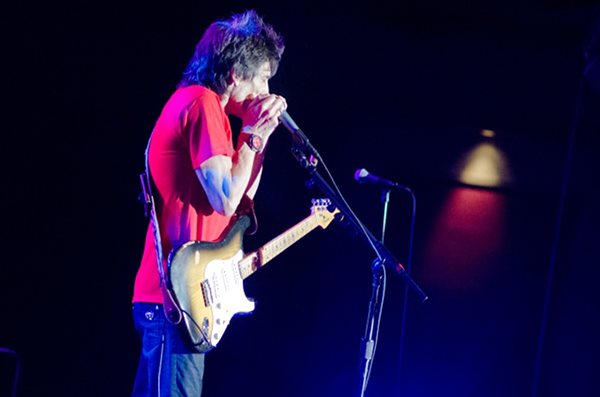 Ronnie Wood spielt auf Bühne Mundharmonika hat E-Gitarre um