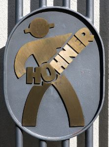 Hohner Logo am Werkstor