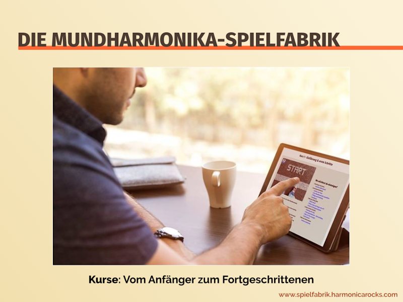 lernender sitz am tisch vor elektronischem tablet mit inhalt der harmonicarocks spielfabrik