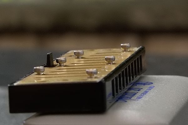 Mundharmonika-Stimmplatte mit gelösten Schrauben