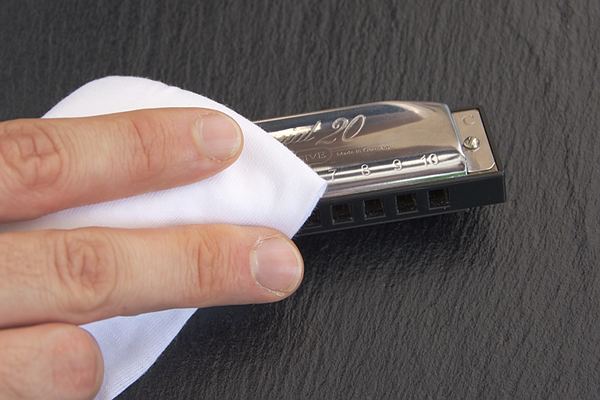 Mundharmonika reinigen mit Hand abwischen