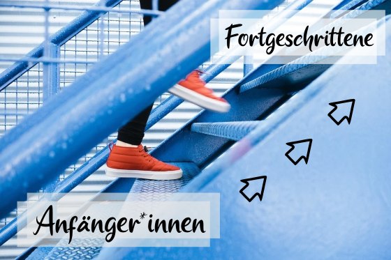 Treppenstufen nach oben, Aufschrift Anfängerinnen Pfeil zu Fortgeschrittenen