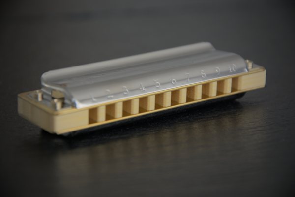 Hohner Marine Band Crossover Front mit abgeschraegten Kanzellenloechern