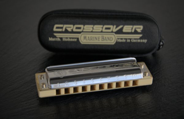 Hohner Marine Band Crossover vor Schutz-Case liegend