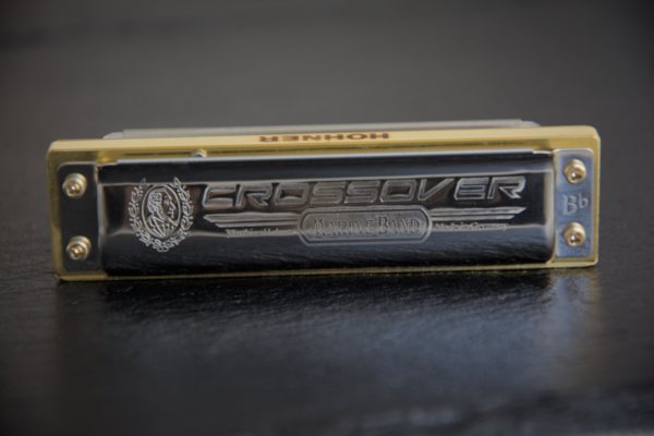 Hohner Marine Band Crossover aufgestellt frontal sichtbar
