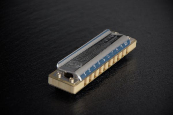 Hohner Marine Band Crossover liegend mit Kanzellenloechern vorne