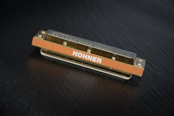 Hohner Marine Band Deluxe: weite Deckelöffnungen der Rückseite