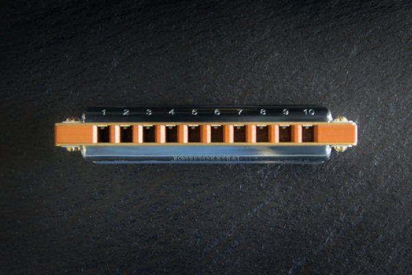 Hohner Marine Band Deluxe: Frontansicht mit Kanzellenöffnungen