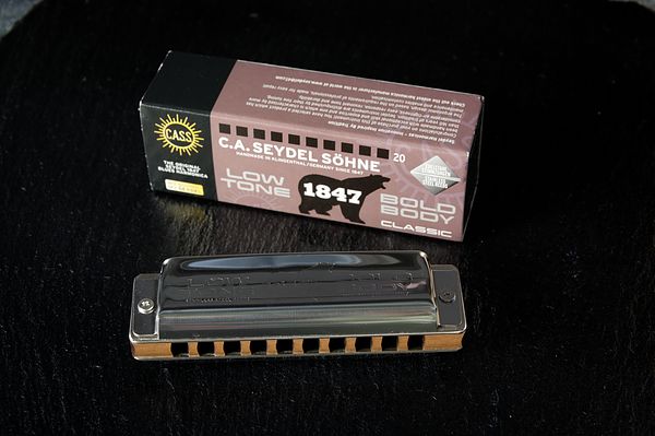 Classic Low Mundharmonika dahinter Produktkarton