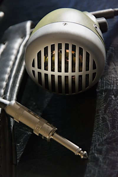 Shure 520 DX Green Bullet Mikrofon auf Verstärker liegend mit Klinkenstecker