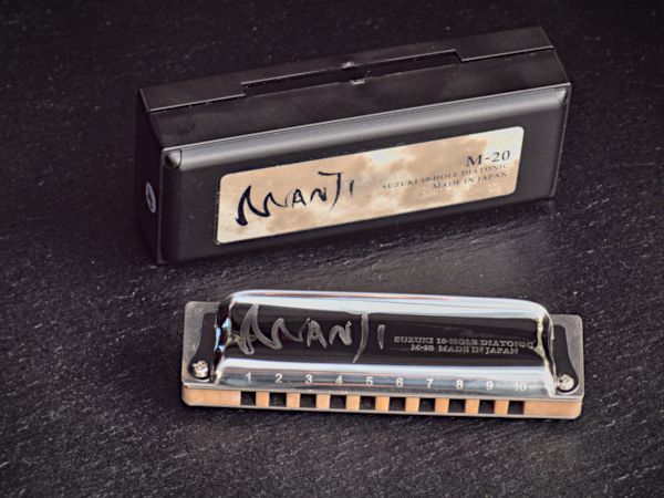 Suzuki Manji M 20 vor Etui